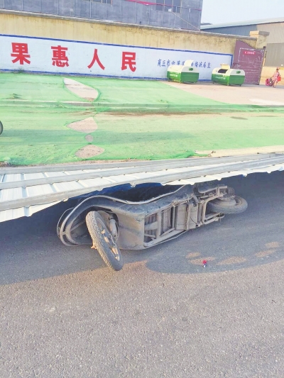 事發(fā)現(xiàn)場，男子的電動車還在鐵皮墻下壓著。