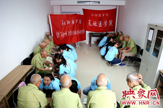 新鄉(xiāng)醫(yī)學(xué)院大學(xué)生暑期社會實踐隊員到新鄉(xiāng)市榮軍醫(yī)院為老紅軍、老戰(zhàn)士洗腳