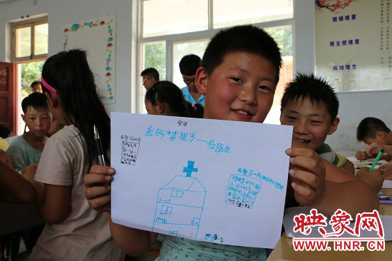 在以“中國夢(mèng)”主題 的繪畫課堂上，孩子們寫下了自己的夢(mèng)想