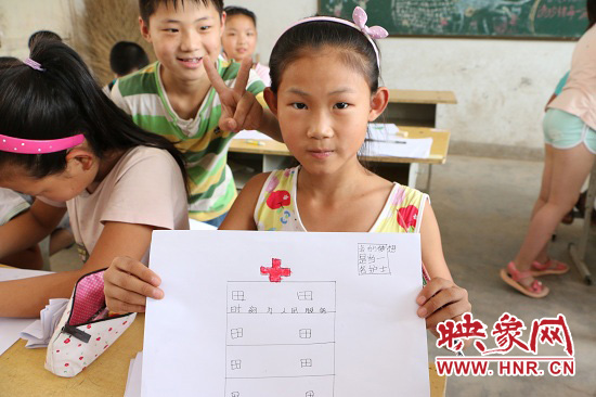 在以“中國夢(mèng)”主題 的繪畫課堂上，孩子們寫下了自己的夢(mèng)想