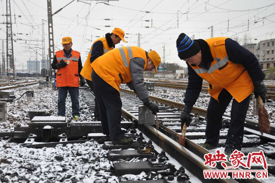 新鄉(xiāng)車務段積極迎戰(zhàn)降雪天氣保旅客出行