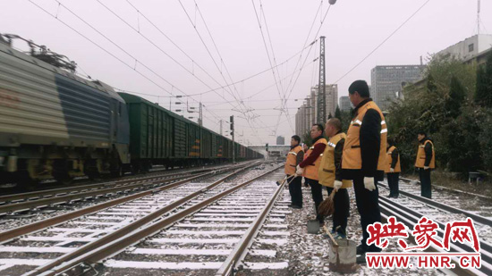 新鄉(xiāng)車務段積極迎戰(zhàn)降雪天氣保旅客出行