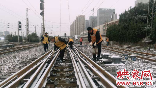 新鄉(xiāng)車務段積極迎戰(zhàn)降雪天氣保旅客出行