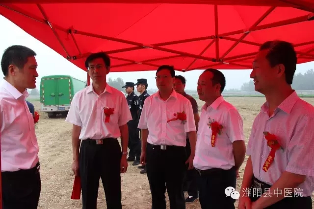 出席領(lǐng)導(dǎo)就項目進行交談