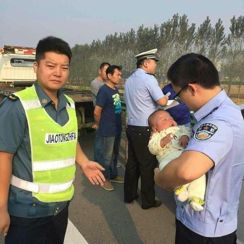 民警把嬰兒帶到隊(duì)里，核實(shí)孩子身世