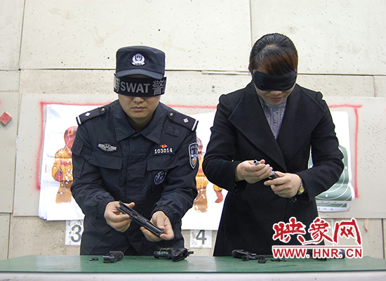 巾幗不讓須眉！鄭州女警蒙眼拆裝手槍不到一分鐘