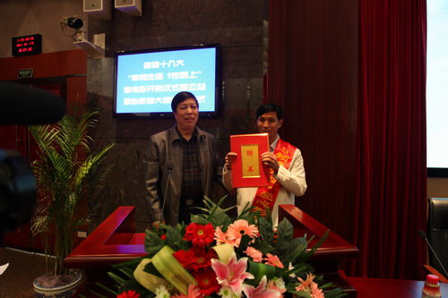 河南平頂山魯山縣電視臺的記者張朝岑，接過了河南電視臺9頻道總監(jiān)張克宣遞上的聘書。