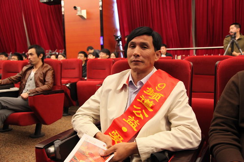 河南平頂山魯山縣電視臺的記者張朝岑受聘9頻道公益·愛心形象大使。