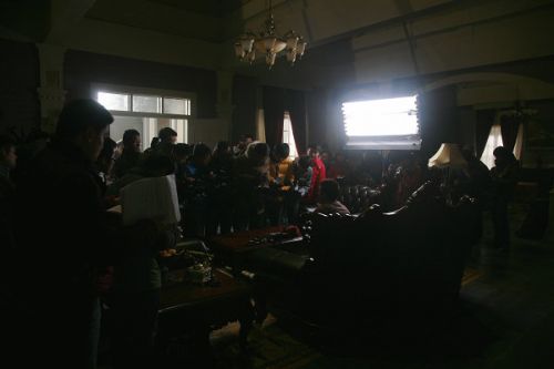 各路媒體記者探班《大河兒女》現(xiàn)場。