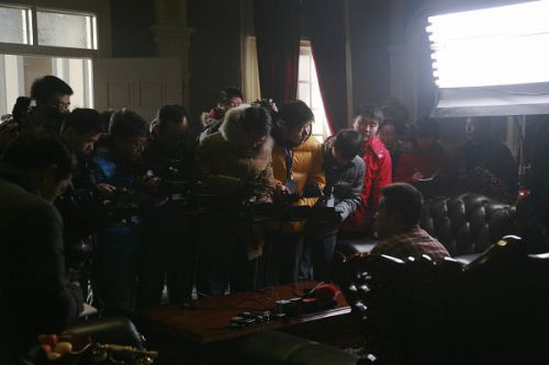 各路媒體記者探班《大河兒女》現(xiàn)場。