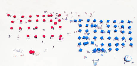 攝影師懸掛直升機(jī)外 千米高空拍海灘美景 攝影師懸掛直升機(jī)外 千米高空拍海灘美景