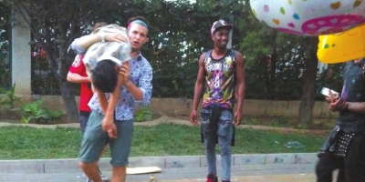 外籍男子當街肩扛、腳踏醉漢