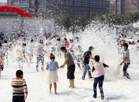 煙臺千人“枕頭大戰(zhàn)”迎中秋
