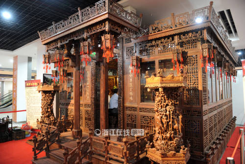 3.5億!木雕《盛世品茶圖》開(kāi)出