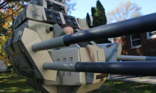 美國父親為孩子萬圣節(jié)變身造“機(jī)甲” 美國父親為孩子萬圣節(jié)變身造“機(jī)甲”