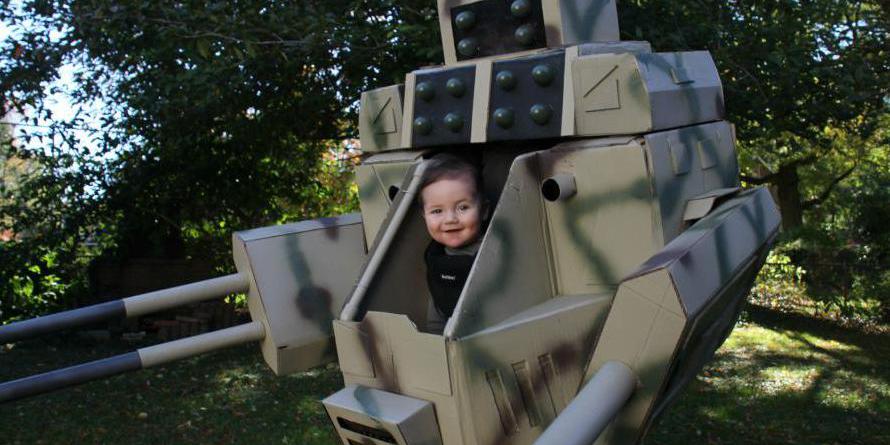 美國父親為孩子萬圣節(jié)變身造“機(jī)甲” 美國父親為孩子萬圣節(jié)變身造“機(jī)甲”