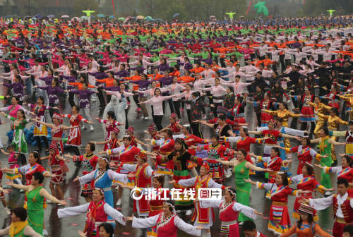 杭州3萬(wàn)余人齊跳排舞 成功挑戰(zhàn)吉尼斯