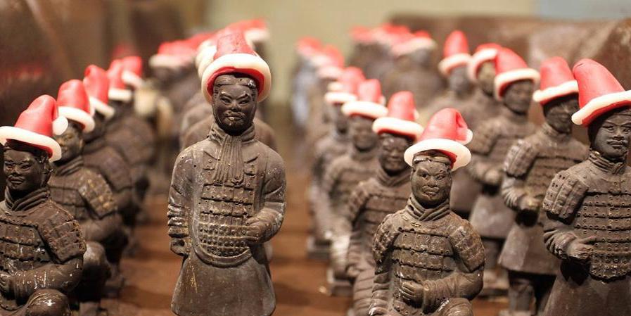 巧克力“兵馬俑”頭戴圣誕帽過洋節(jié) 巧克力“兵馬俑”頭戴圣誕帽過洋節(jié)