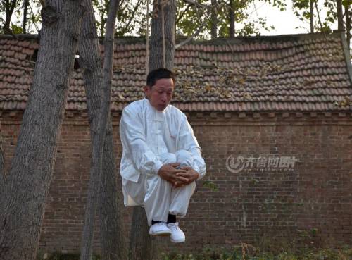 山東武術(shù)達人修煉“仙人掛畫” 山東武術(shù)達人修煉“仙人掛畫”