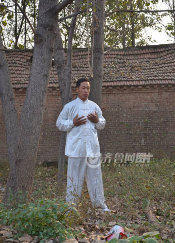 山東武術(shù)達人修煉“仙人掛畫” 山東武術(shù)達人修煉“仙人掛畫”