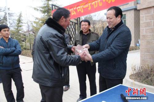 甘肅山村一支書發(fā)百萬(wàn)分紅現(xiàn)金 甘肅山村一支書發(fā)百萬(wàn)分紅現(xiàn)金