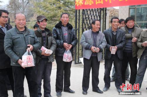 甘肅山村一支書發(fā)百萬(wàn)分紅現(xiàn)金 甘肅山村一支書發(fā)百萬(wàn)分紅現(xiàn)金