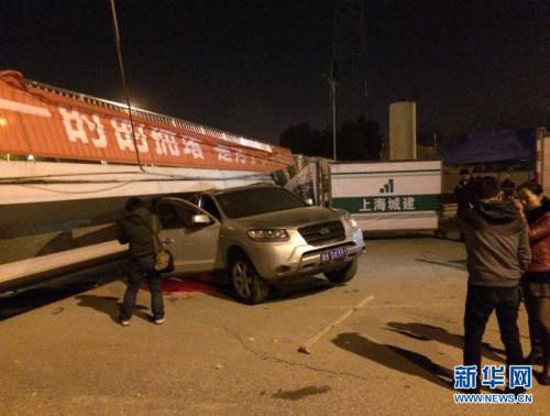 長沙一座人行天橋垮塌 有車被壓橋底 長沙一座人行天橋垮塌 有車被壓橋底