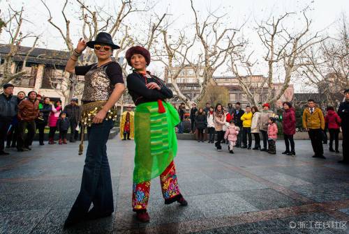 杭州老年舞蹈隊(duì)“雷人”走秀