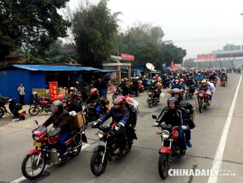 廣東封開(kāi)交警護(hù)航