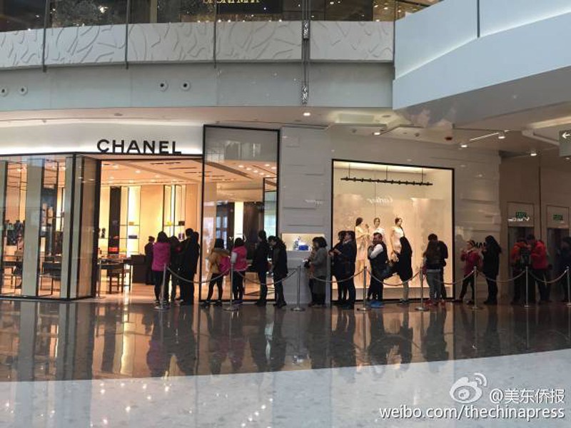 奢侈品牌中國(guó)區(qū)降價(jià)引發(fā)搶購(gòu) 奢侈品牌中國(guó)區(qū)降價(jià)引發(fā)搶購(gòu)