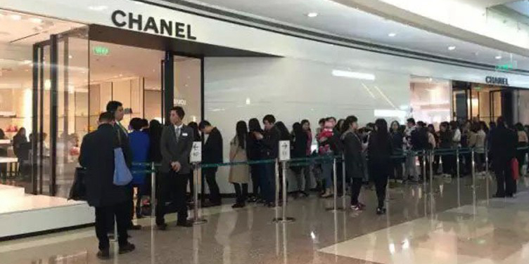 奢侈品牌中國(guó)區(qū)降價(jià)引發(fā)搶購(gòu) 奢侈品牌中國(guó)區(qū)降價(jià)引發(fā)搶購(gòu)