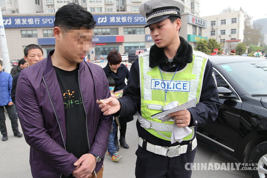 鄭州司機(jī)開(kāi)車隨手扔煙頭被罰100元