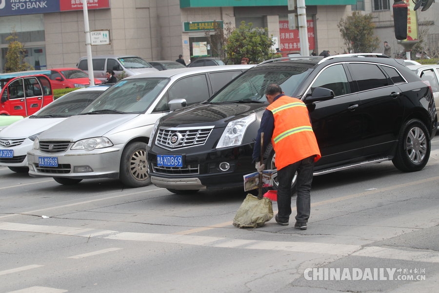 鄭州司機(jī)開(kāi)車隨手扔煙頭被罰100元