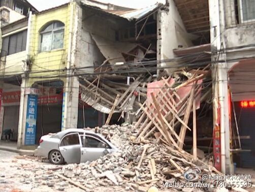 廣東一女司機(jī)逆行開(kāi)車撞塌小樓