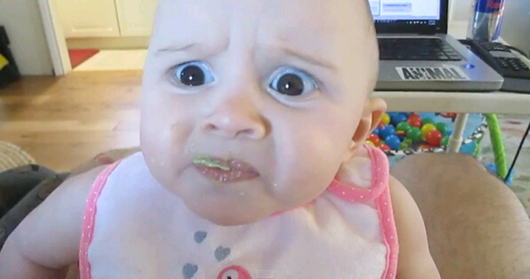 外國(guó)寶寶初嘗鱷梨表情萌翻網(wǎng)友