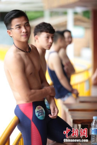 學(xué)生參加?；ㄐ２荽筚?穿比基尼秀身材