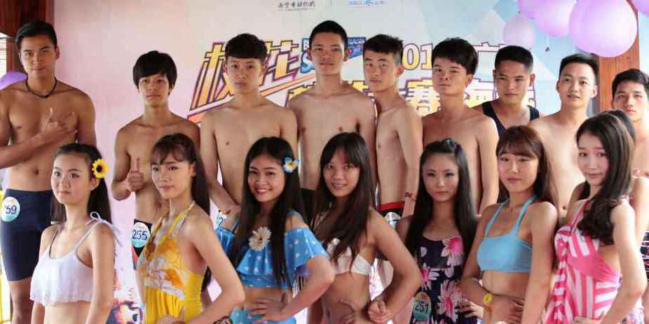 學(xué)生參加?；ㄐ２荽筚?穿比基尼秀身材