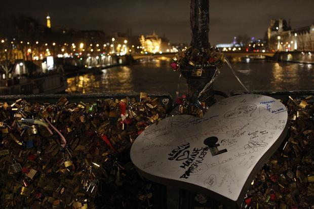 巴黎拆除藝術(shù)橋10萬把“愛情鎖”
