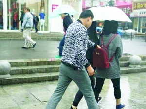 女大學生拍小偷行竊