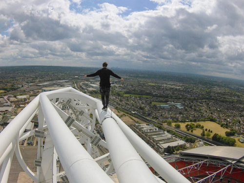 英國恐高癥小伙登頂134米溫布利球場 英國恐高癥小伙登頂134米溫布利球場