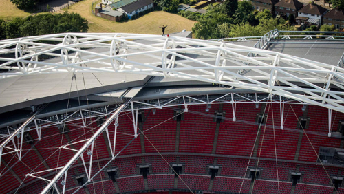 英國恐高癥小伙登頂134米溫布利球場 英國恐高癥小伙登頂134米溫布利球場