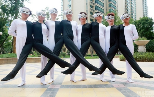 河南大媽自編“錯(cuò)覺廣場舞”