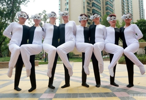 河南大媽自編“錯(cuò)覺廣場舞”
