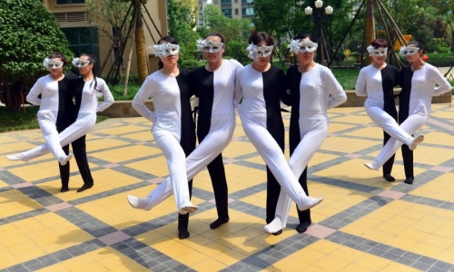 河南大媽自編“錯(cuò)覺廣場舞”