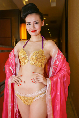 鄭州黃金內(nèi)衣秀現(xiàn)場 每套價值400萬元 鄭州黃金內(nèi)衣秀現(xiàn)場 每套價值400萬元