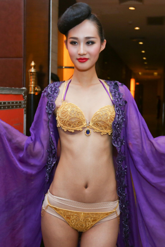 鄭州黃金內(nèi)衣秀現(xiàn)場 每套價值400萬元 鄭州黃金內(nèi)衣秀現(xiàn)場 每套價值400萬元