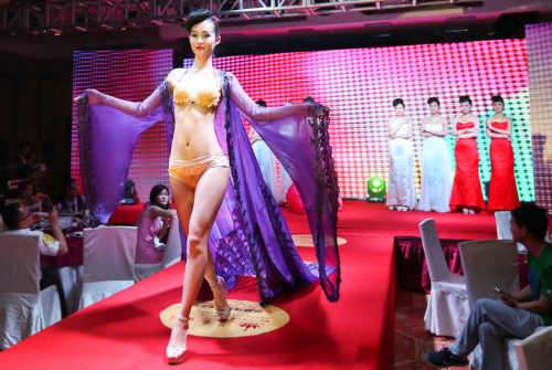 鄭州黃金內(nèi)衣秀現(xiàn)場 每套價值400萬元 鄭州黃金內(nèi)衣秀現(xiàn)場 每套價值400萬元