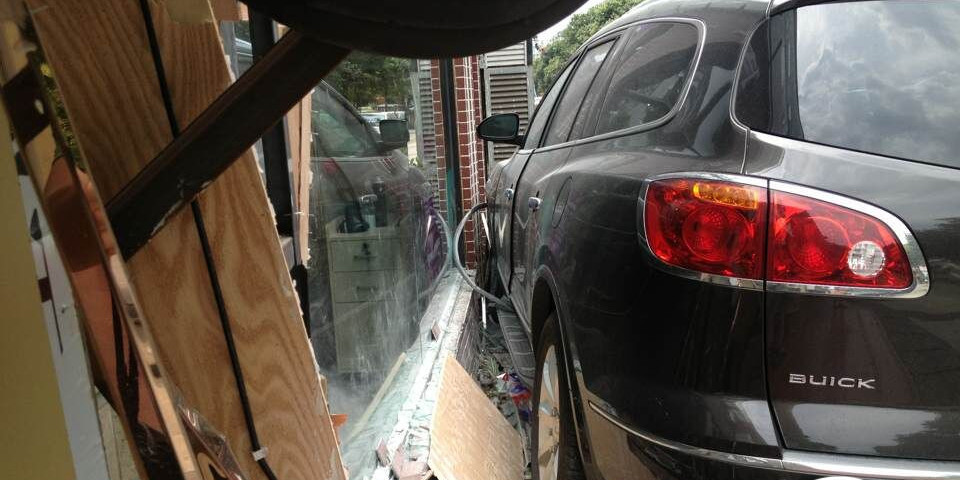 油門當(dāng)剎車 越野車差點沖進(jìn)理發(fā)店