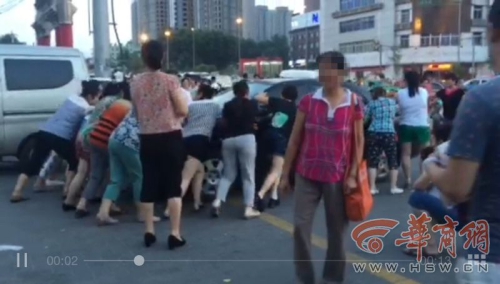 為跳廣場(chǎng)舞大媽推走三輛汽車(chē)騰地方 為跳廣場(chǎng)舞大媽推走三輛汽車(chē)騰地方