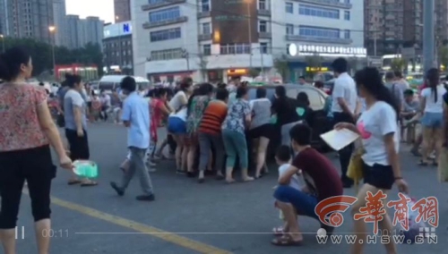 為跳廣場(chǎng)舞大媽推走三輛汽車(chē)騰地方 為跳廣場(chǎng)舞大媽推走三輛汽車(chē)騰地方